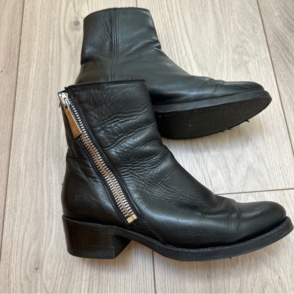 FRYE Booties. Only worn at home / black leather/ zipper - Picture 6 of 7